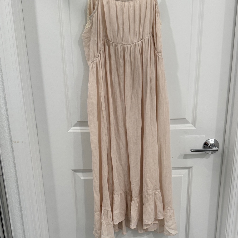 Chic Strapless Cream Dress with Lace Accents - Picture 7 of 7
